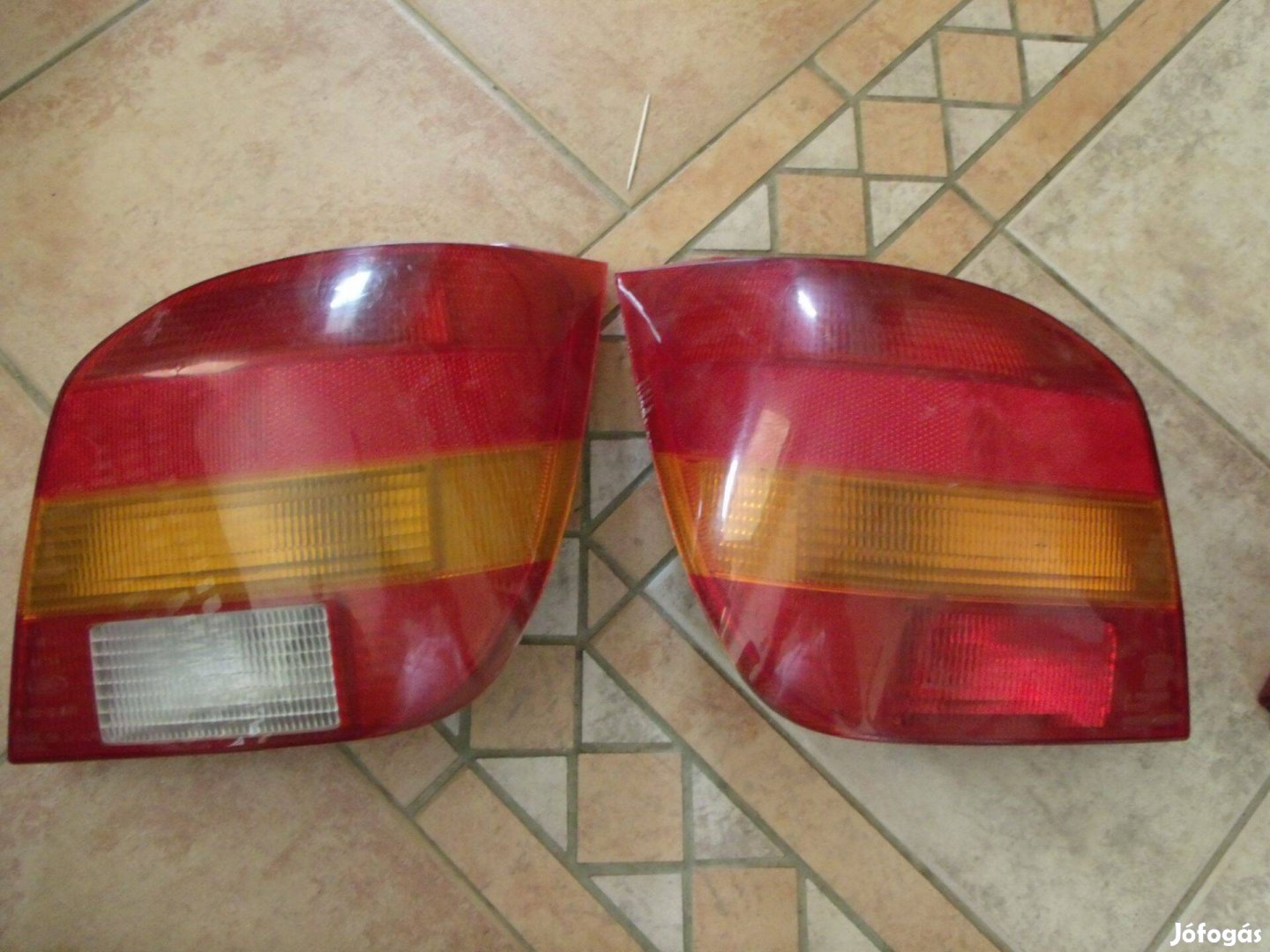 Ford Fiesta 4 bal hátsó lámpa fényszóró
