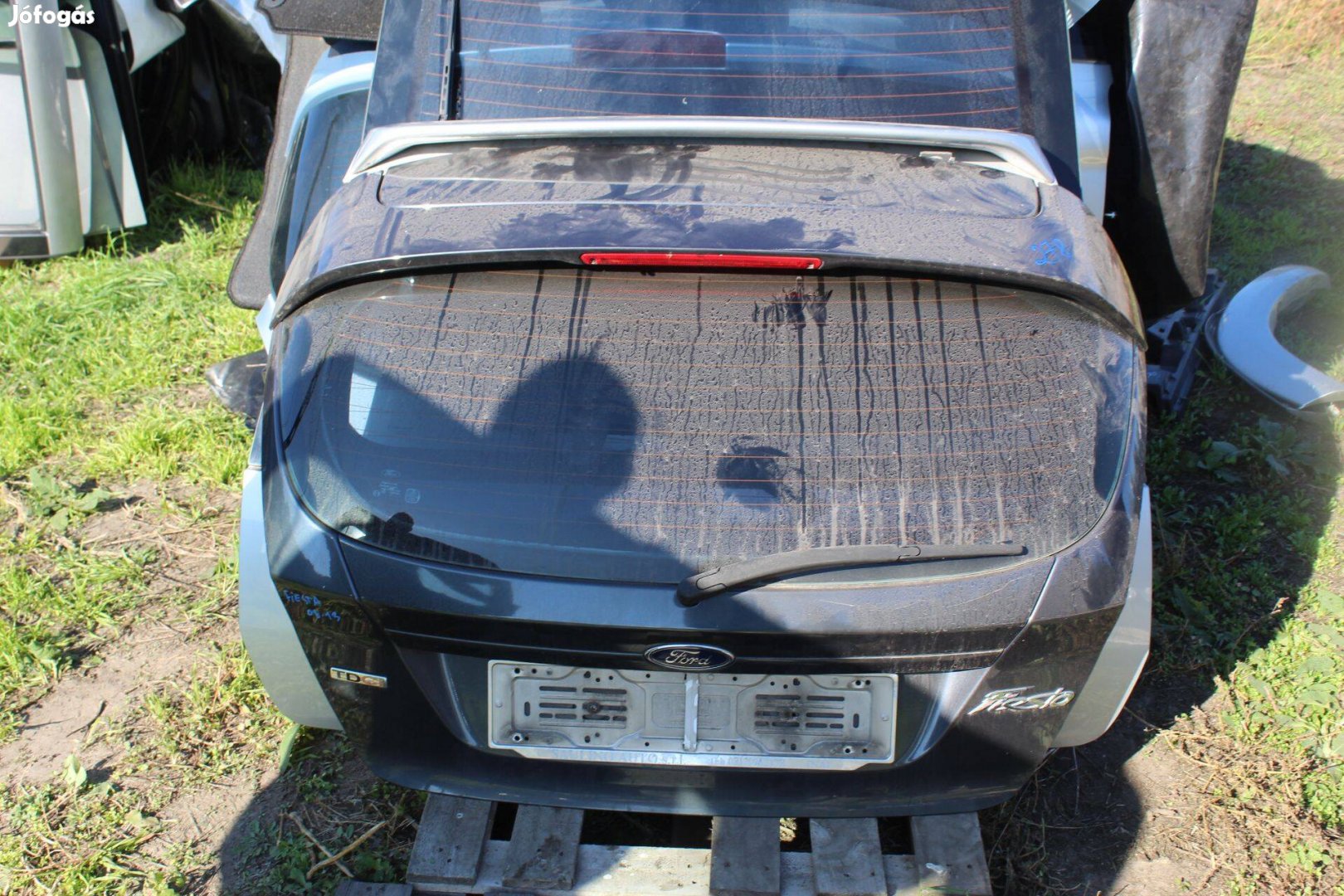 Ford Fiesta Csomagtérajtó üresen, szélvédővel (278)