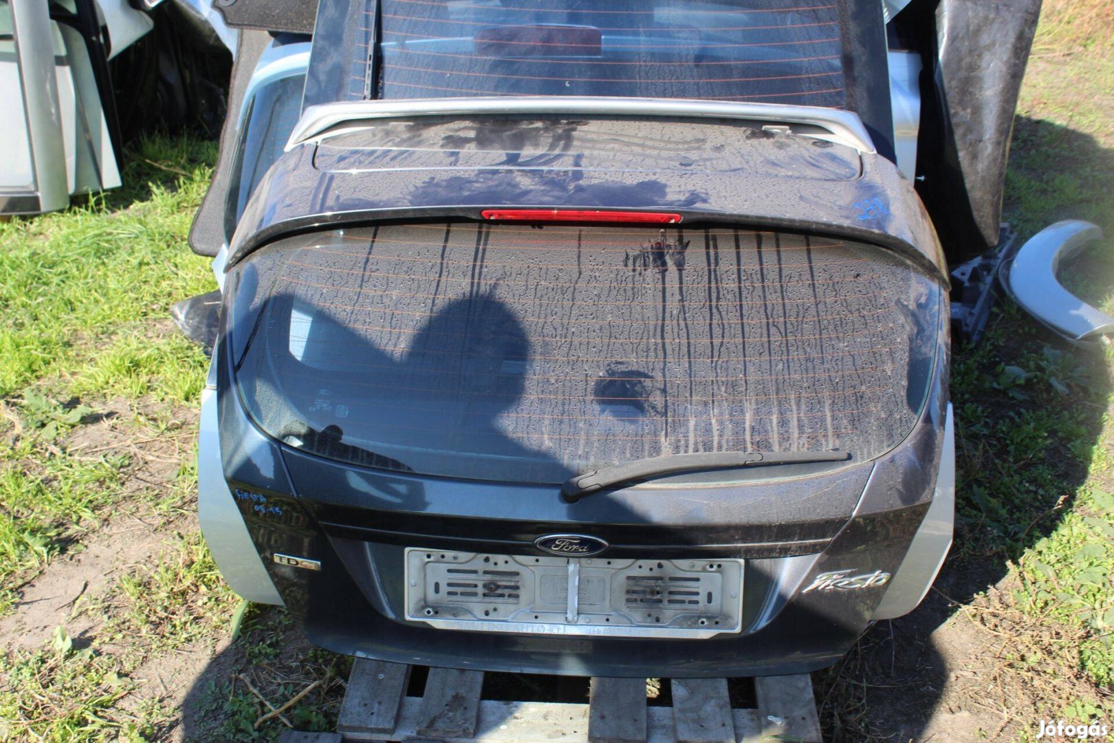 Ford Fiesta Csomagtérajtó üresen, szélvédővel (278)