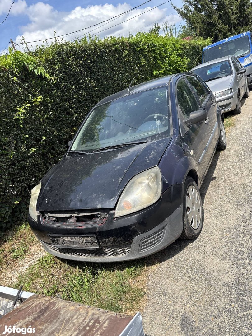 Ford Fiesta MK5 fényszórók motorháztető sárvédő lökhárító