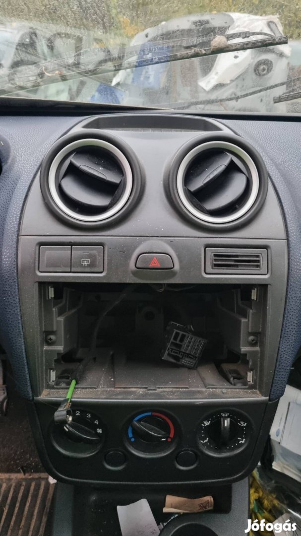 Ford Fiesta mk6 műszerfal közép konzol rádio keret