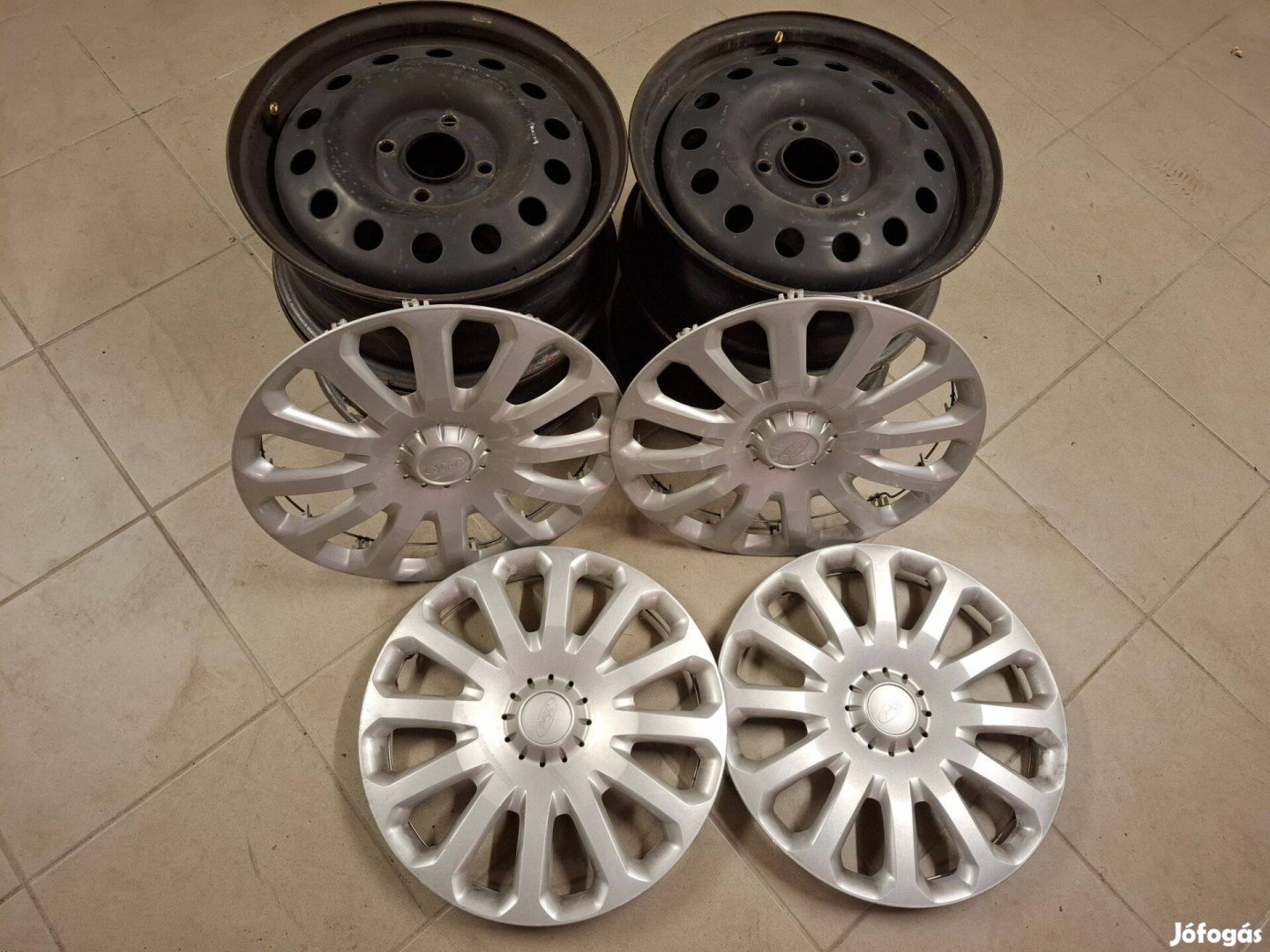 Ford Fiestára való lemezfelni és a lemezfelnire való disztárcsa