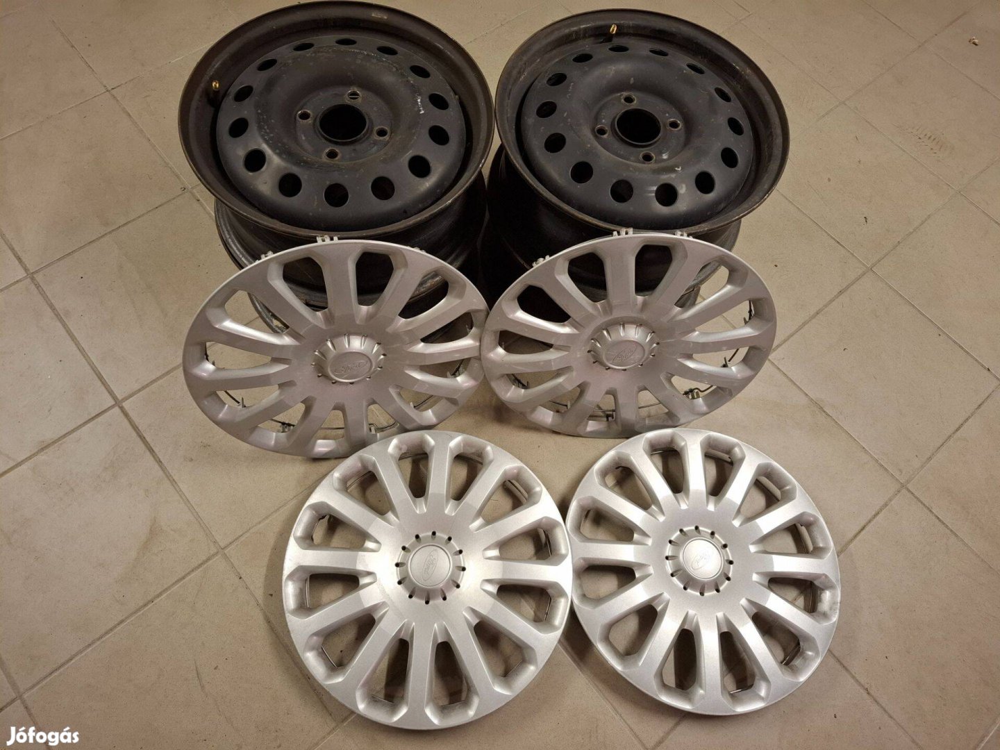 Ford Fiestára való lemezfelni és a lemezfelnire való disztárcsa