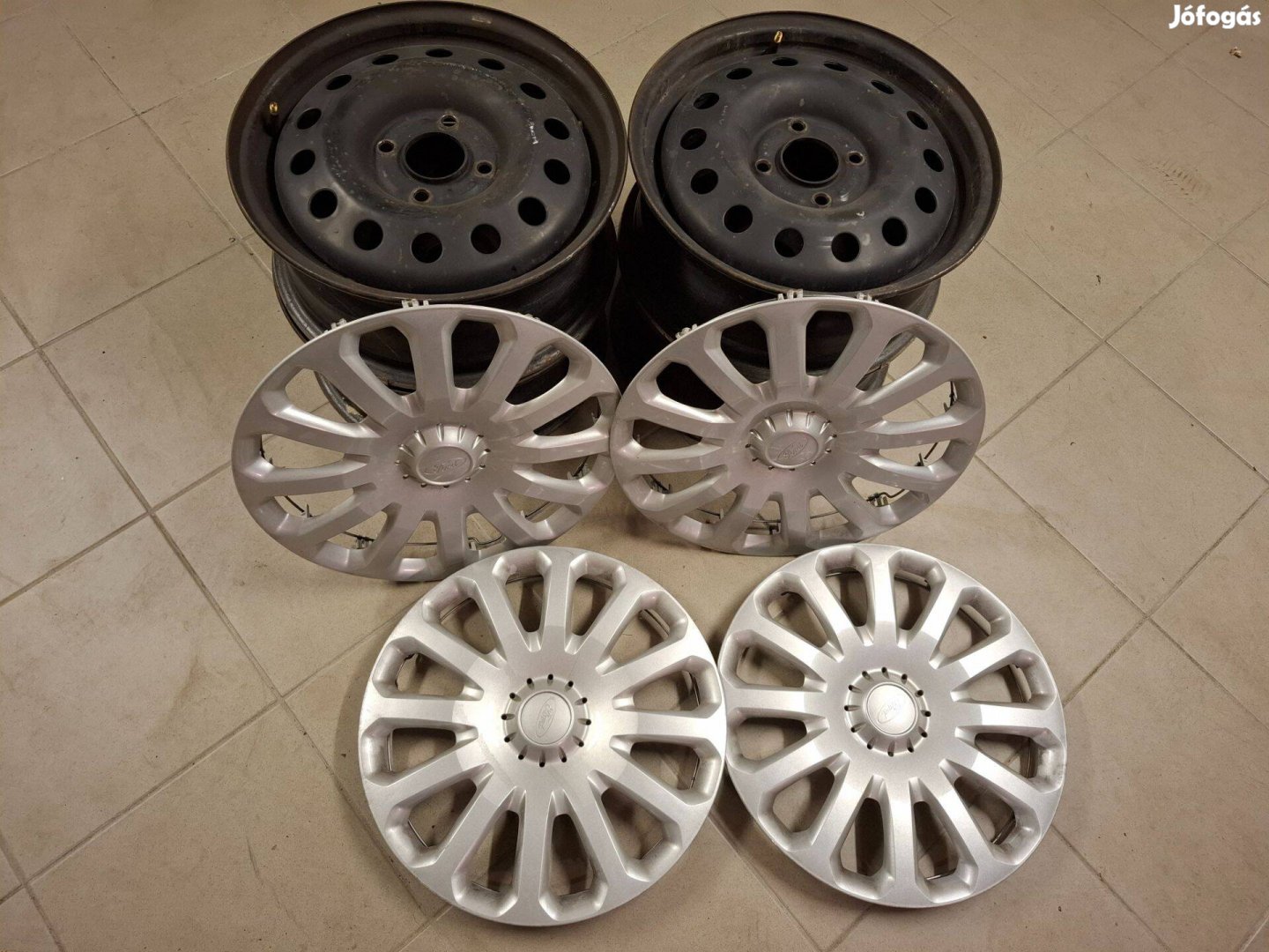 Ford Fiesztára való lemezfelni és a lemezfelnire való disztárcsa