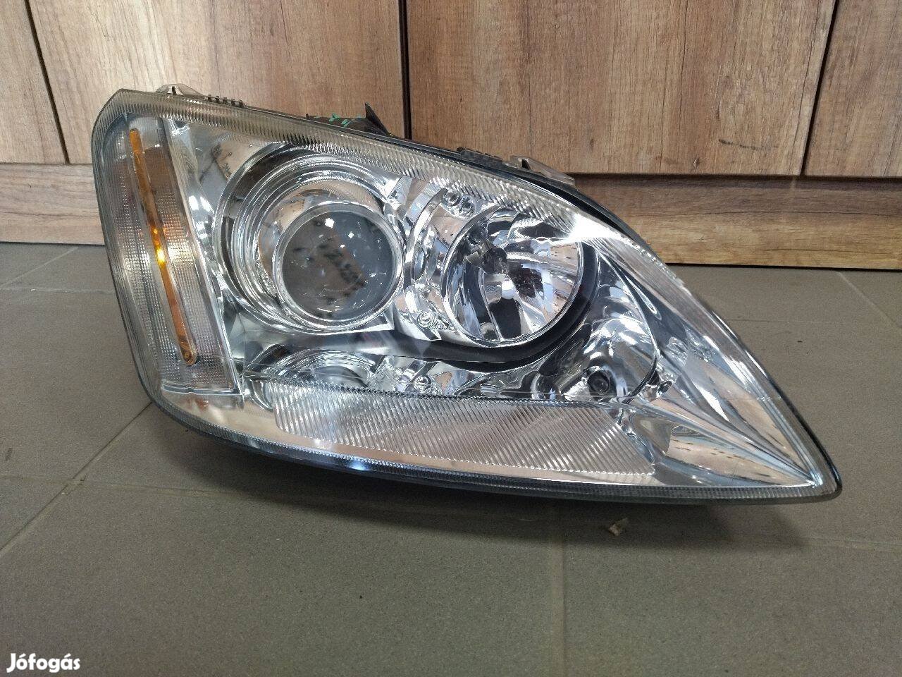 Ford Focus C-Max 2003-2007 jobb xenon fényszóró. Felső füle törött