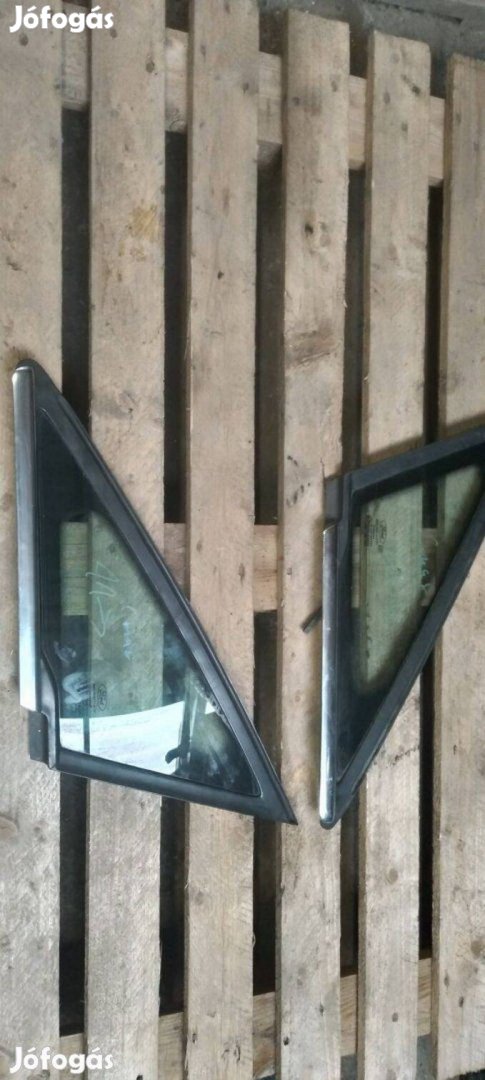 Ford Focus C-Max 2011 től háromszög alakú üveg