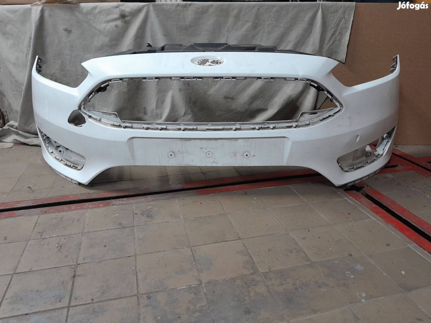 Ford Focus III 3 első lökhárító sérült