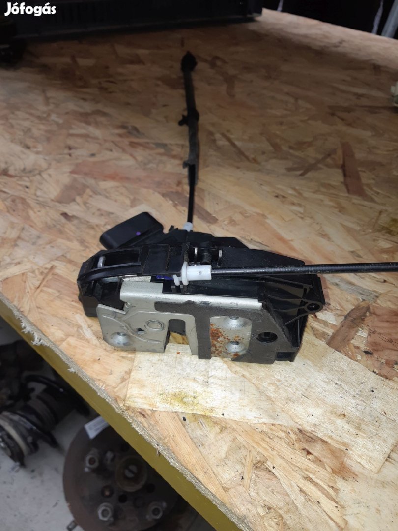 Ford Focus III Bal Hátsó Ajtó Zárszerkezet Központizár Motor