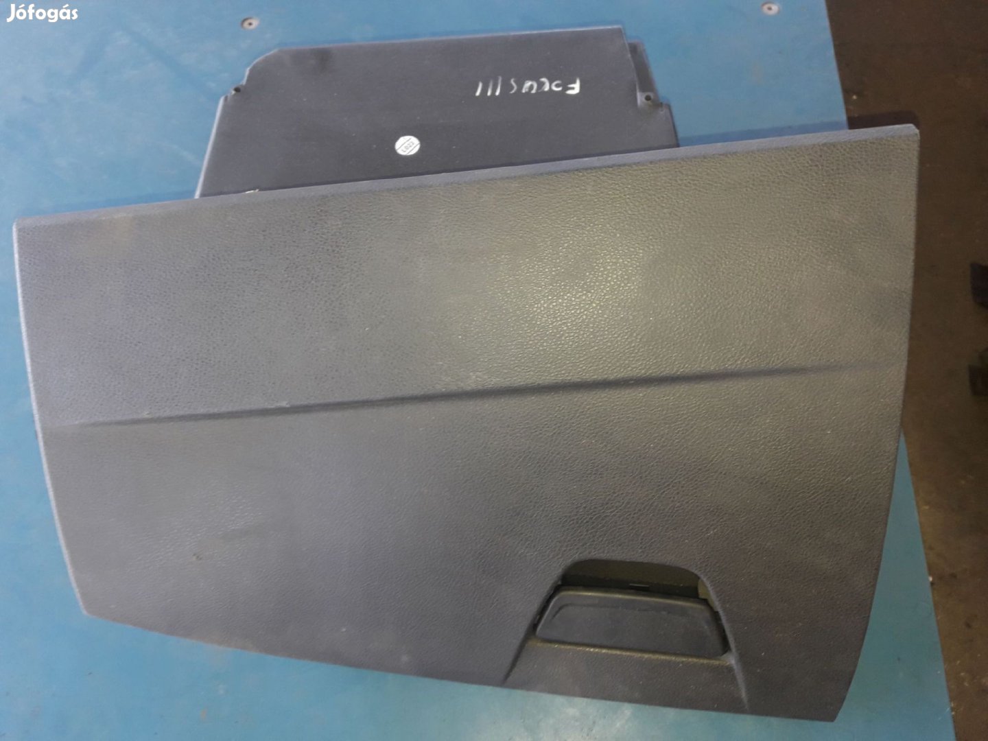 Ford Focus III Kesztyűtartó