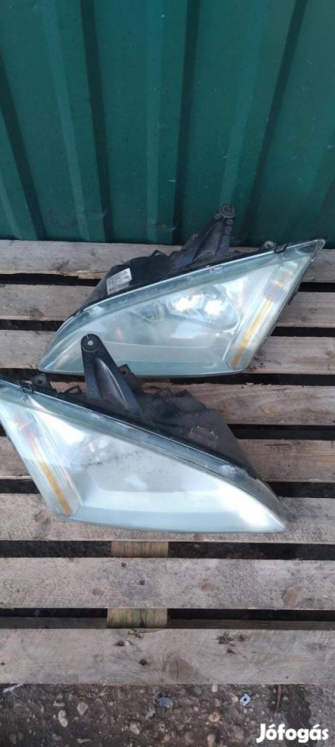 Ford Focus MK2 első fényszóró alkatrésznek