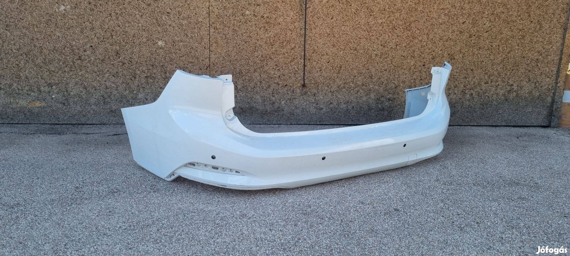 Ford Focus MK4 2018- Kombi hátsó lökhárító ( 4 radaros )