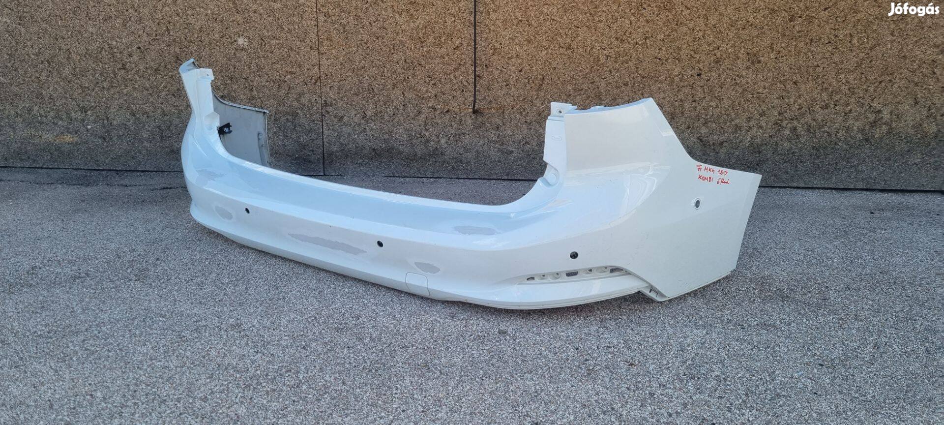 Ford Focus MK4 2018- Kombi hátsó lökhárító ( 6 radaros )