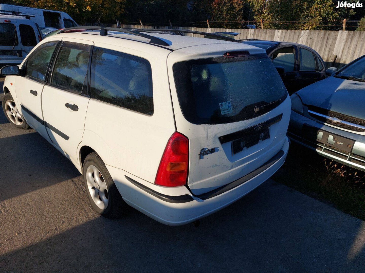 Ford Focus Mk1 kombi karosszéria elemei fehér