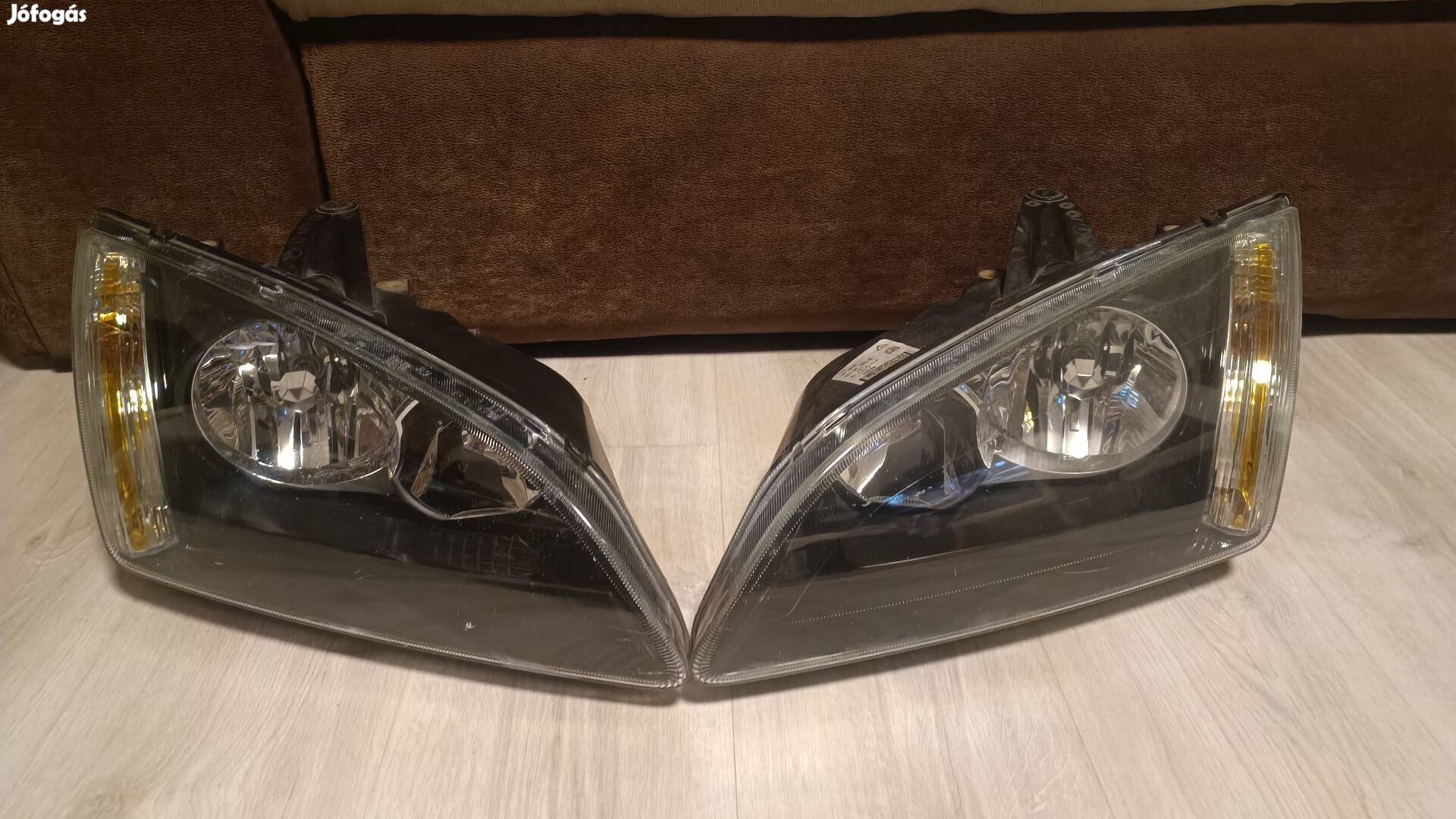 Ford Focus Mk2 fekete hátteres gyári bontott első fényszóró lámpa pár