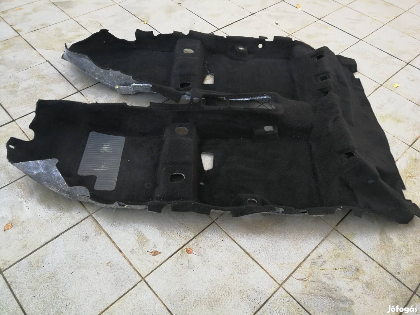 Ford Focus Mk2 gyári alsó szőnyeg kitakarítva 