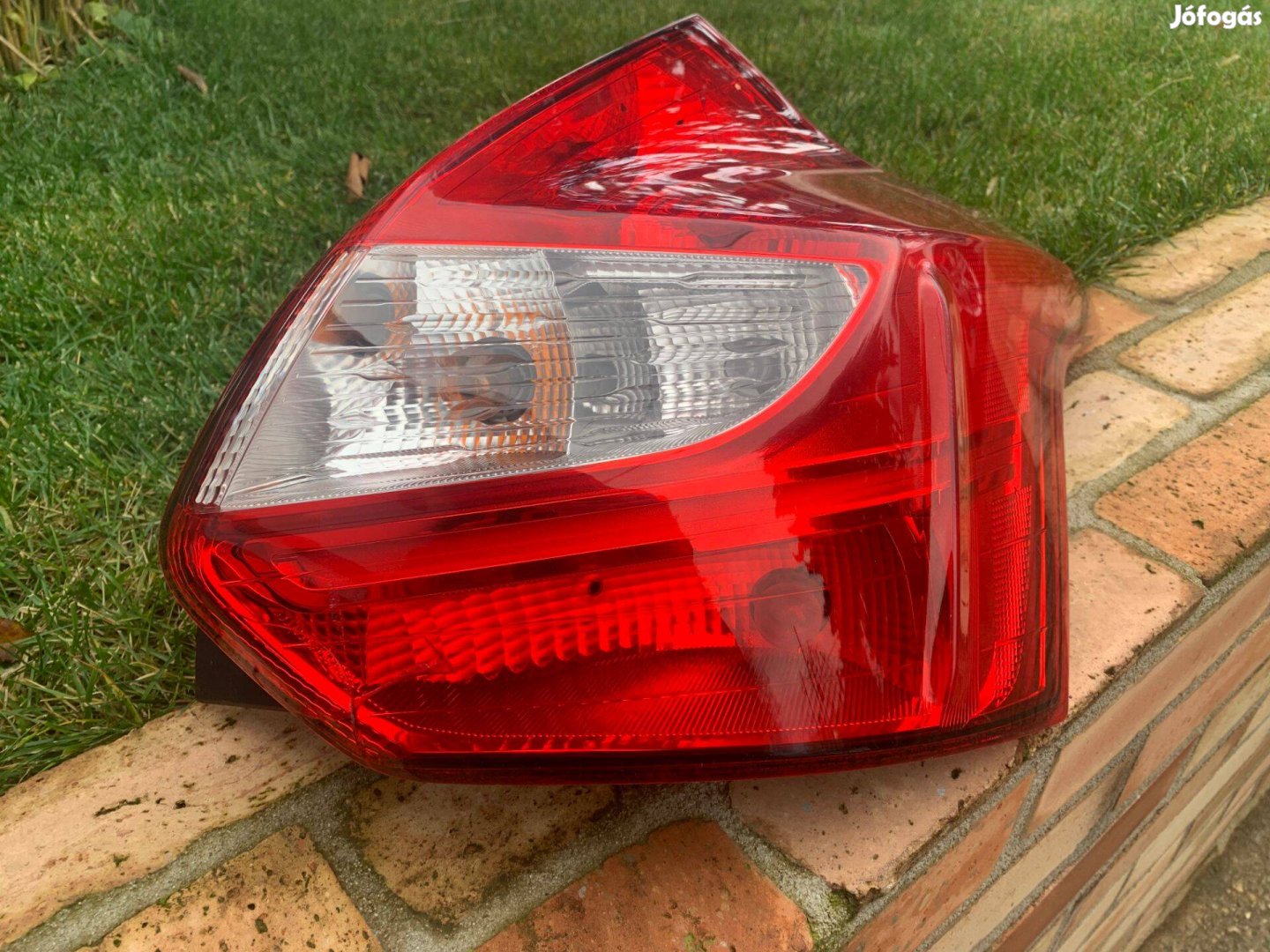 Ford Focus hátsó lámpa, ötajtós, 2012, sérült