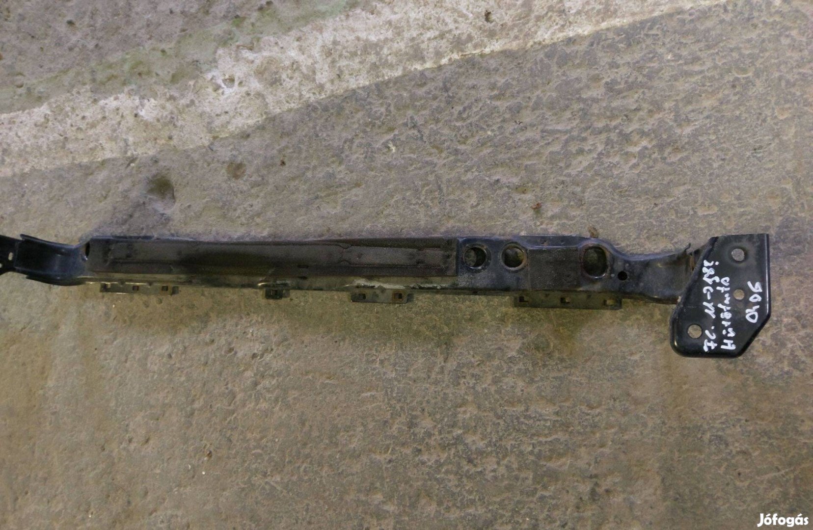 Ford Focus hűtőtartó (2011-2018)