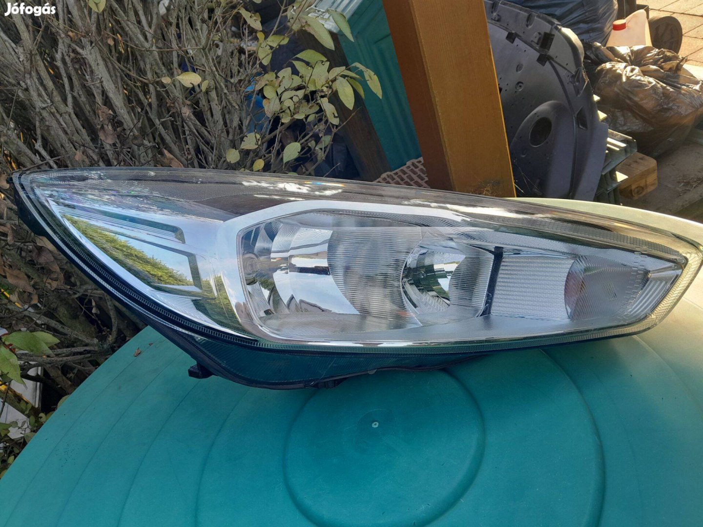 Ford Focus jobb első fényszóró sérült