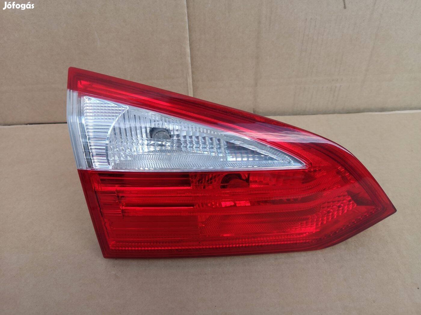 Ford Focus kombi Mk3 bal hátsó belső lámpa 2011-