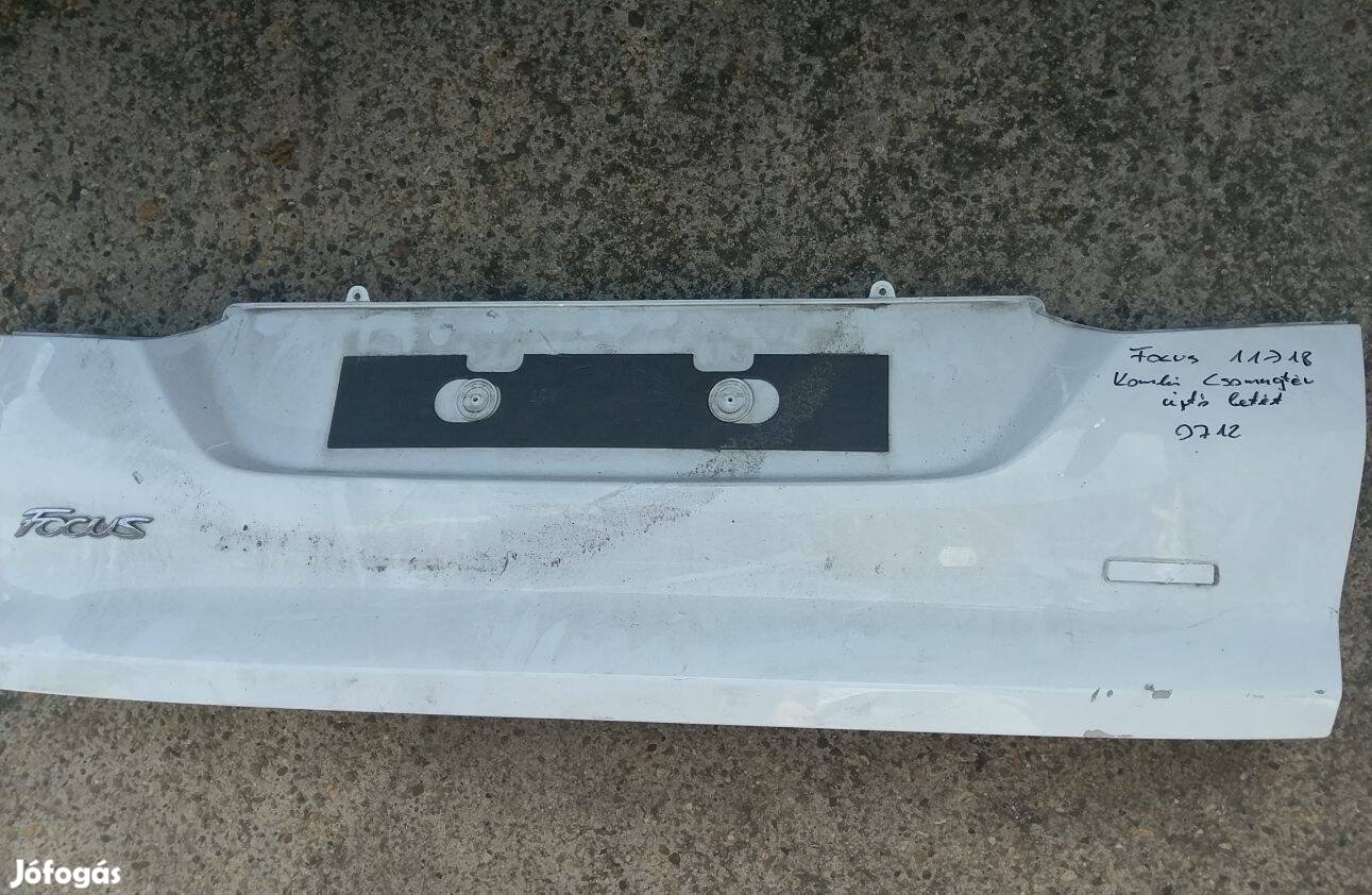 Ford Focus kombi csomagtérajtó betét burkolat borítás (2011-2018)