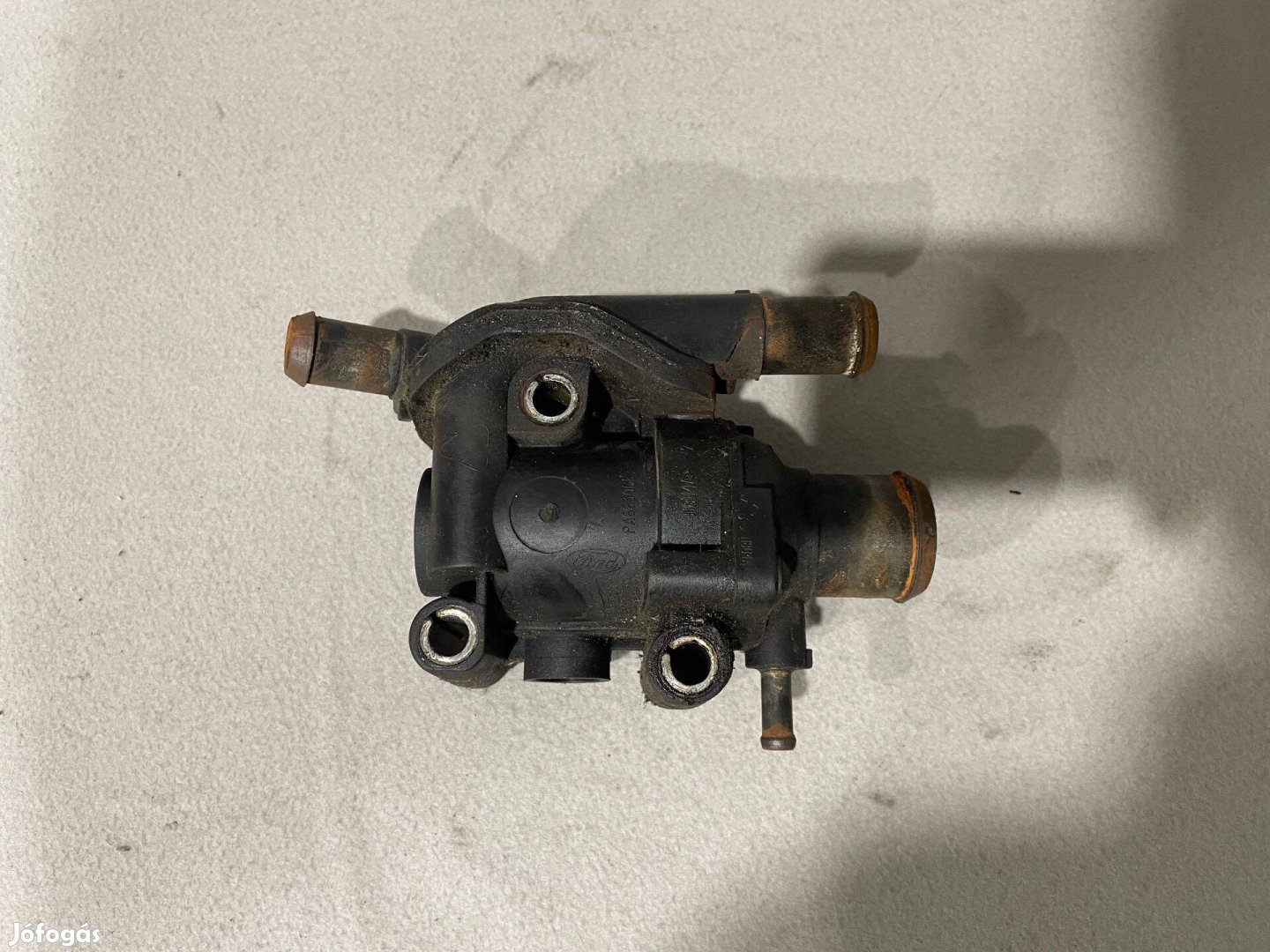 Ford Focus mk1 1.8-2.0 benzin gyári termosztát ház xs4e9k478aa 1054012