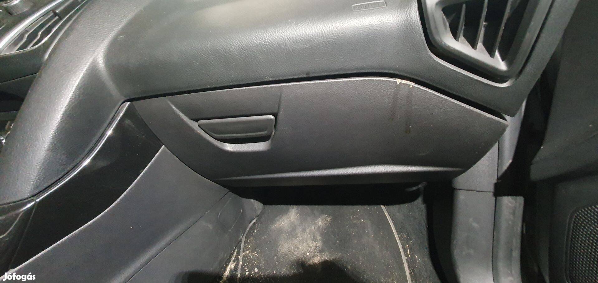 Ford Focus mk3 kesztyűtartó