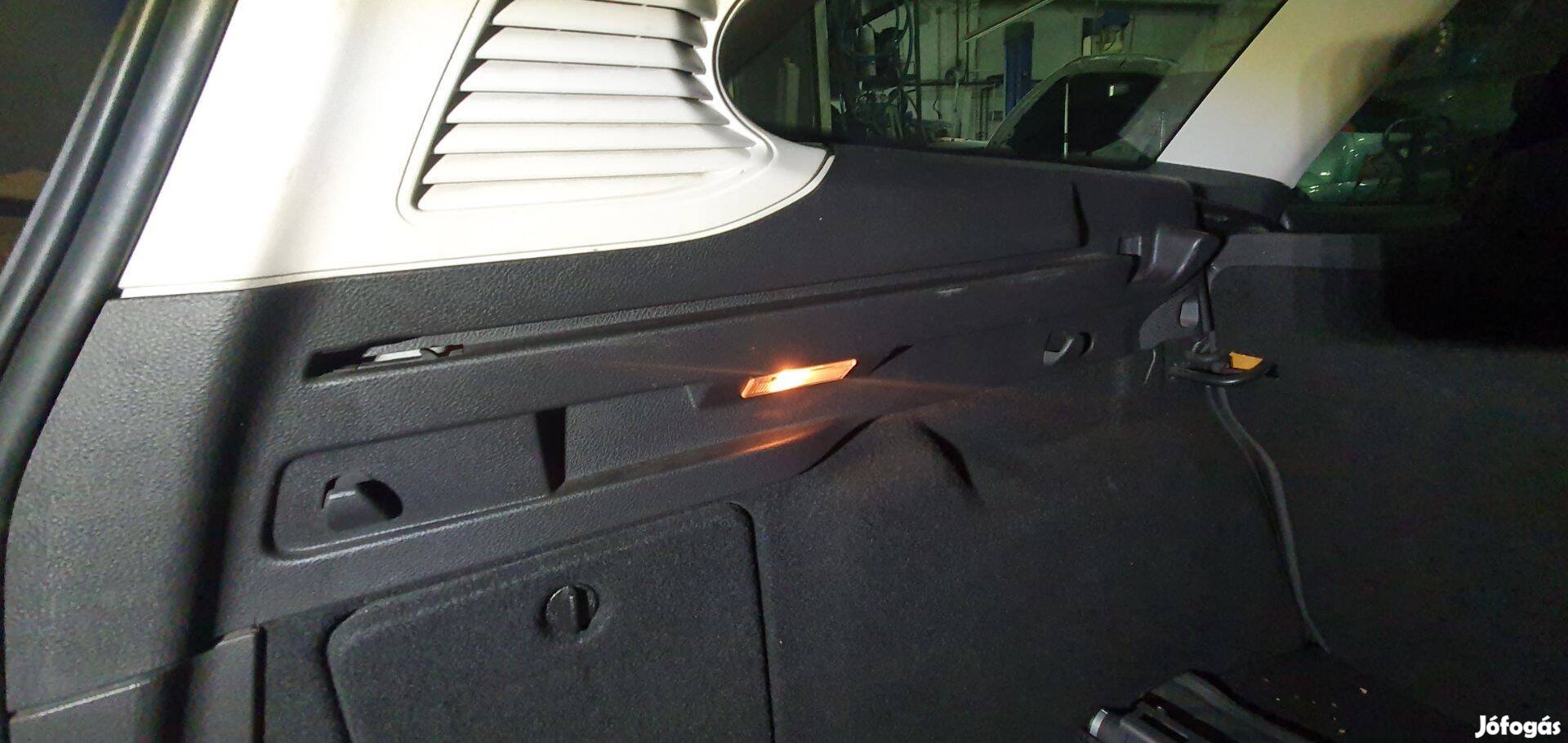 Ford Focus mk3 kombi bal hátsó csomagtér burkolat rolós