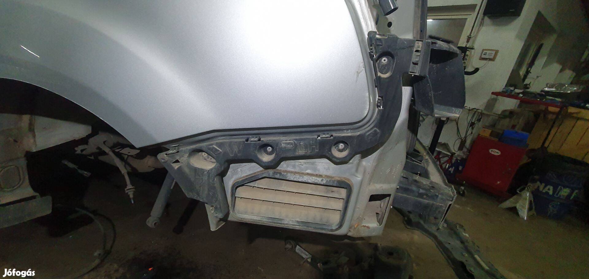 Ford Focus mk3 kombi bal hátsó lökhárító oldal tartó