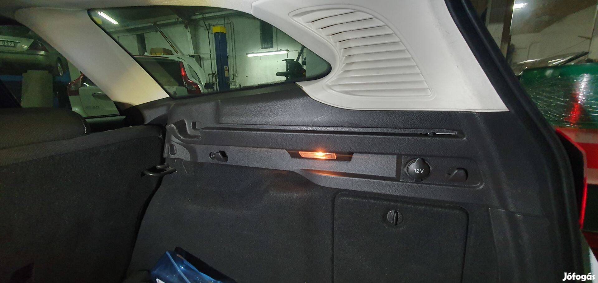 Ford Focus mk3 kombi jobb hátsó csomagtér burkolat rolós