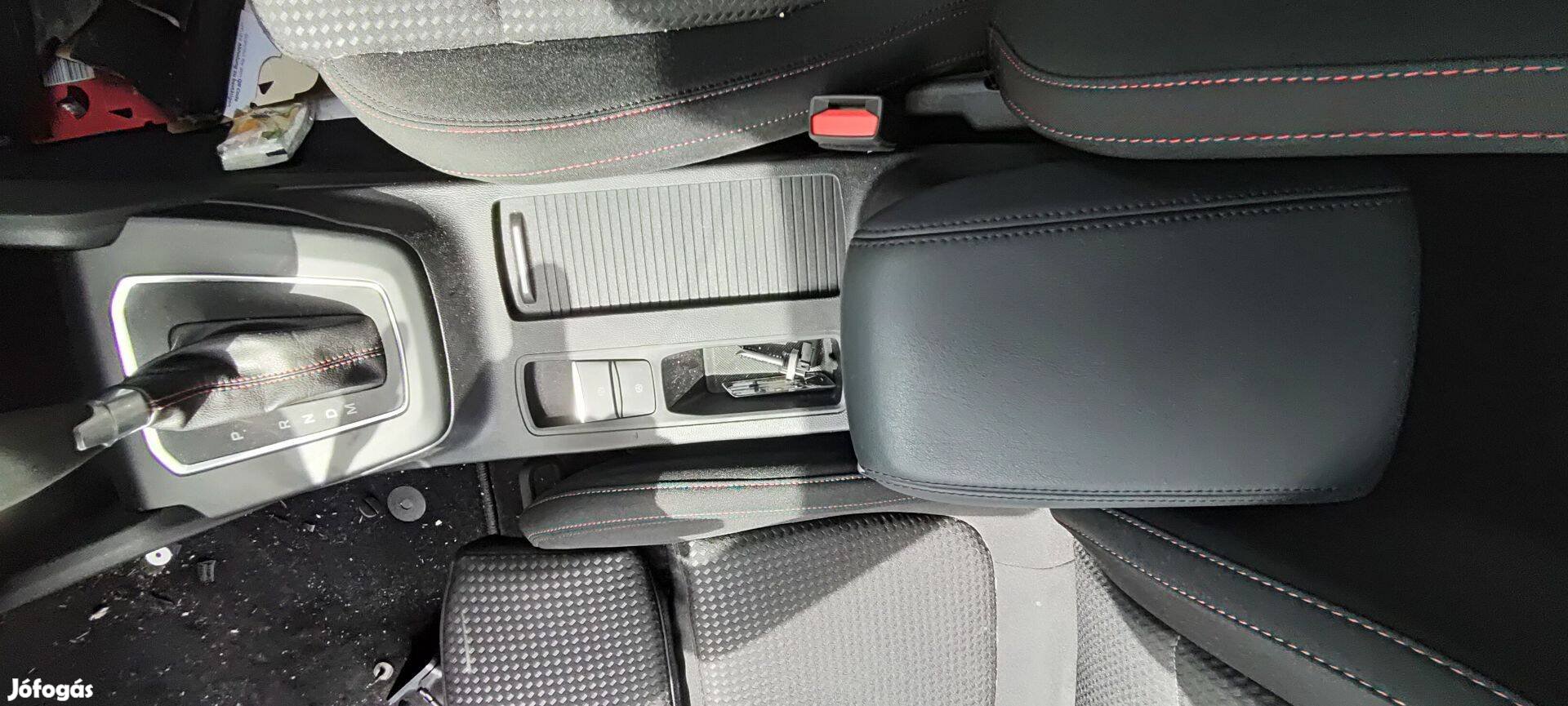 Ford Focus mk4 gyári bőr könyöklő