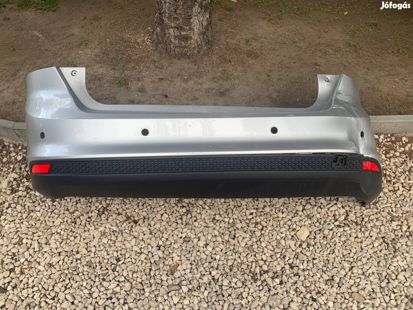 Ford Focus ötajtós hátsó lökhárító, sérült