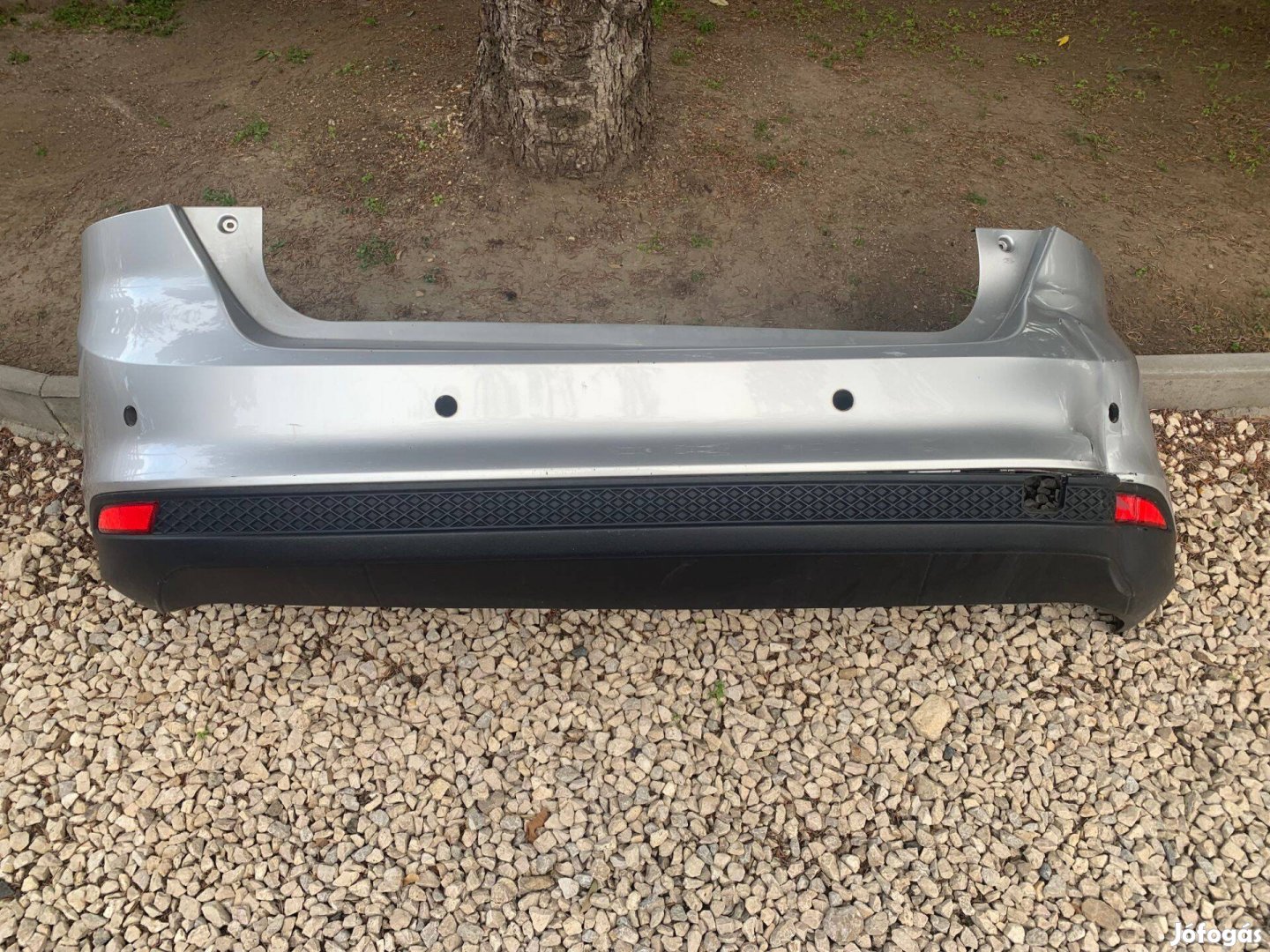 Ford Focus ötajtós hátsó lökhárító, sérült