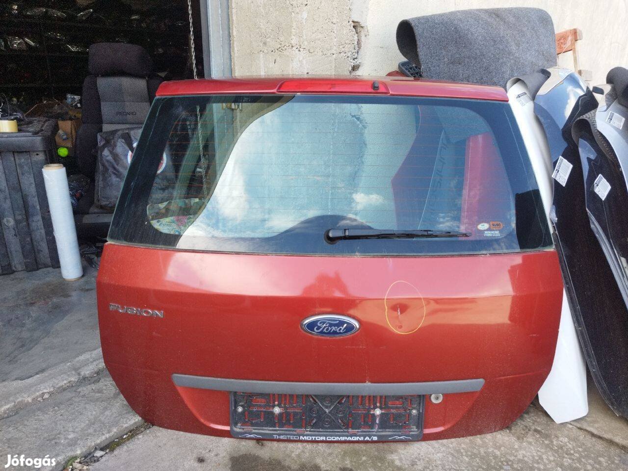 Ford Fusion csomagtérajtó, üresen. Horpadás van rajta