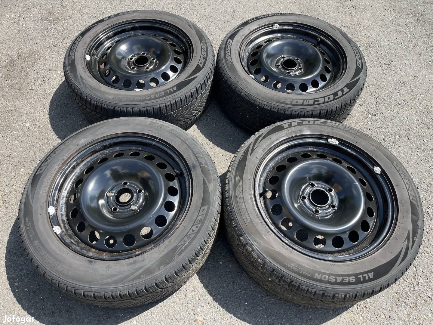Ford Kuga 17" 5x108 lemezfelni garnitúra négyévszakos gumikkal