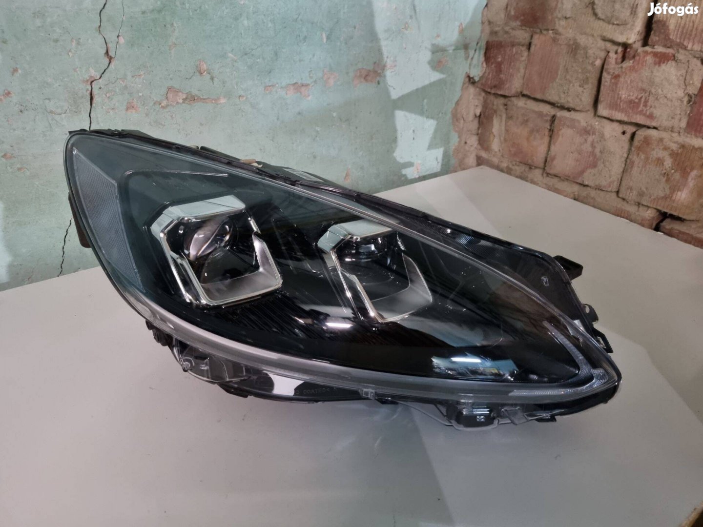 Ford Kuga Jobb első fényszóró lámpa LV4B-13E016-AN