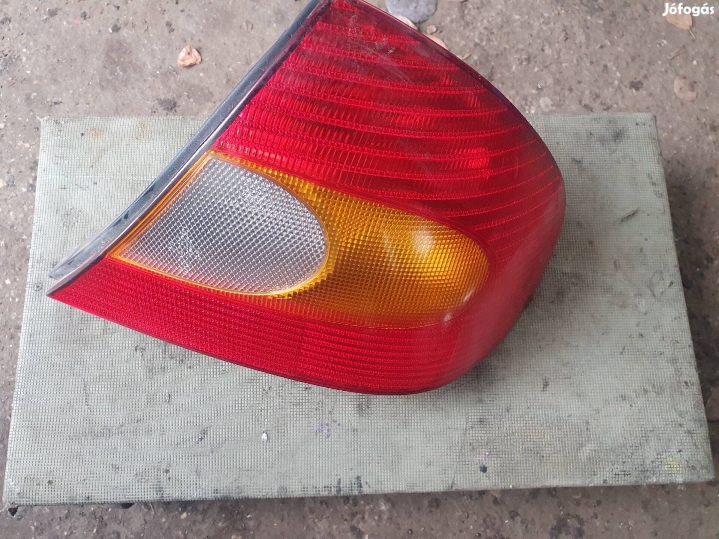 Ford Mondeo II-es jobb hátsó lámpa.