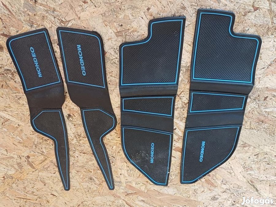 Ford Mondeo MK4 2006-2014 Ajtókárpit Gumi Szett