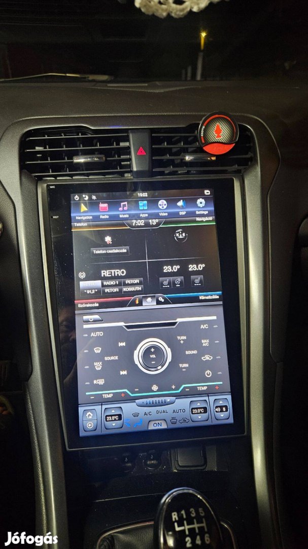 Ford Mondeo MK5, Tesla típusú fejegység