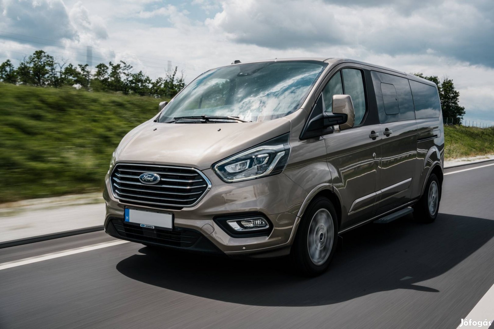 Ford Tourneo Custom 9 személyes prémium kisbusz mikrobusz