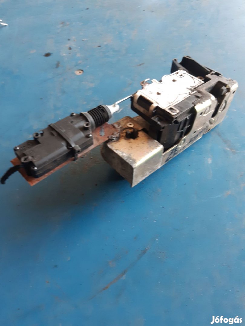 Ford Transit 00-06 Jobb Első Ajtó Zárszerkezet