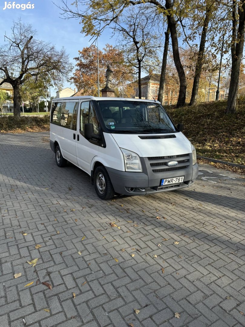 Ford Transit 9 személyes