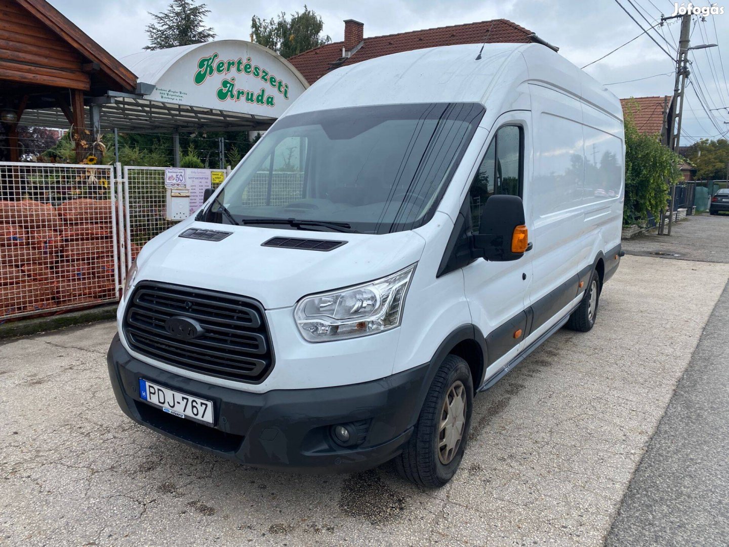 Ford Transit emelő hátfallal