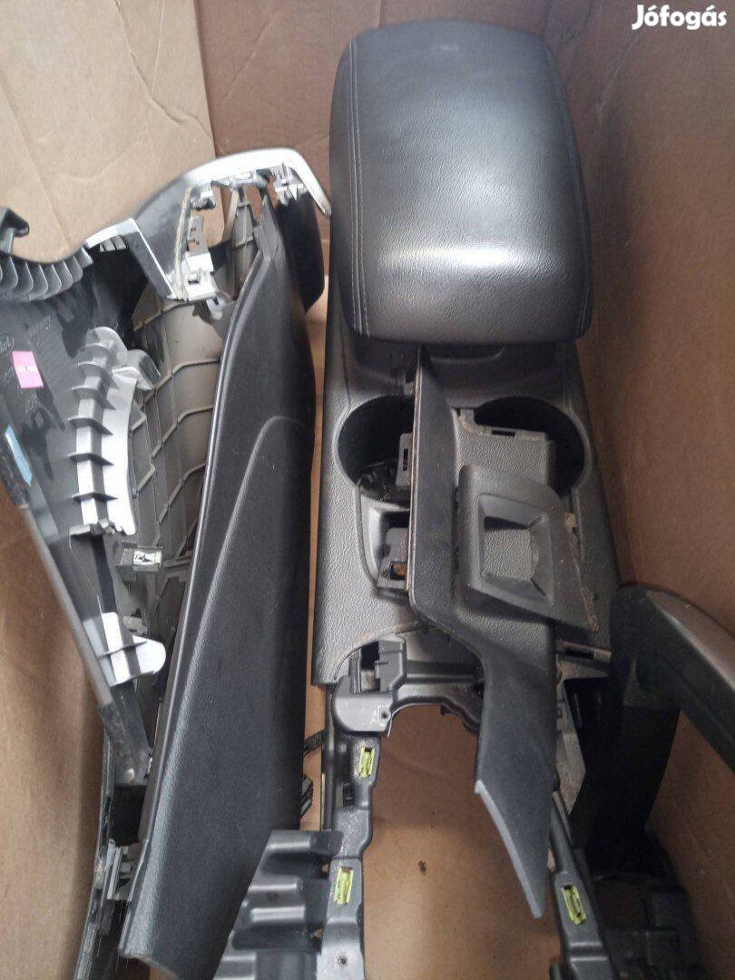 Ford focus MK3 könyöklő minden szükséges alkatrészével átépítéshez