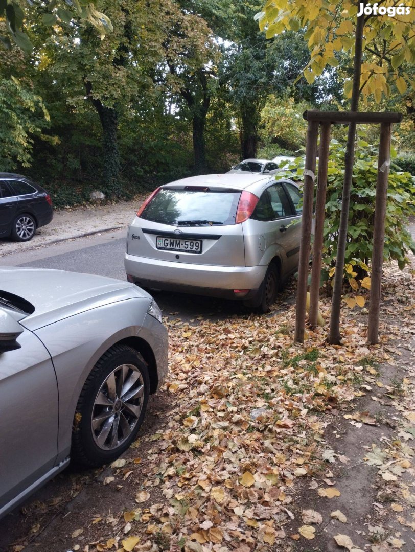 Ford focus alkatésznek eladó - ezüst színű 1,4 benzines (1999 )