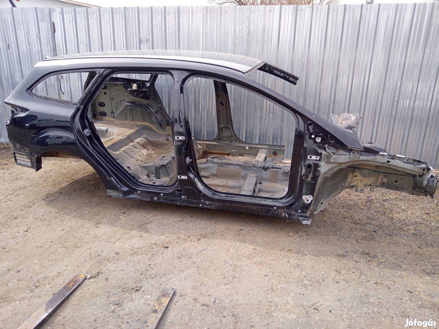 Ford focus kombi MK3 bal hátsó negyed sárvédő