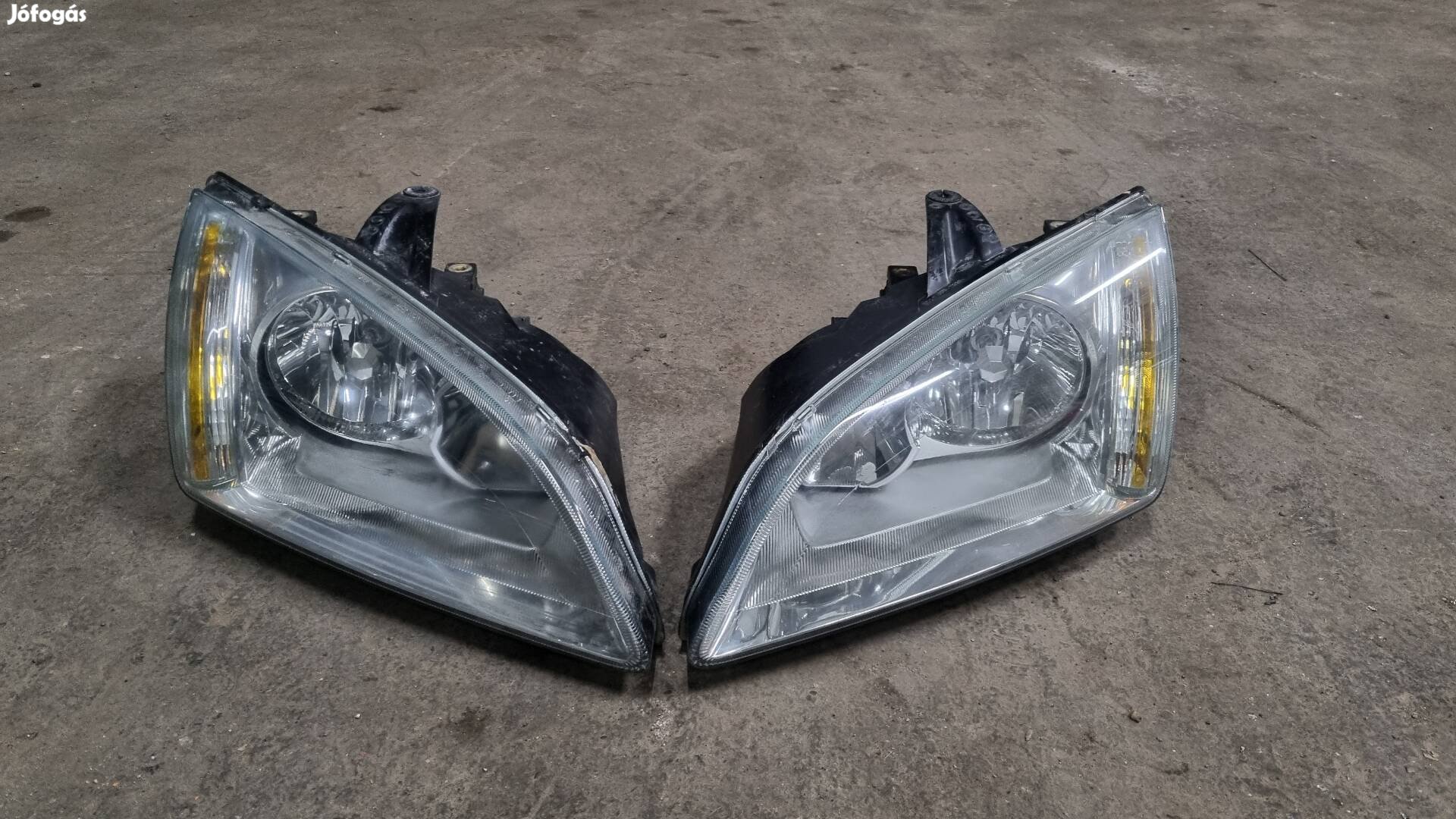 Ford focus mk2 első lámpa 