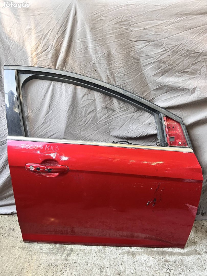 Ford focus mk3 jobb első ajtó kis sérült 