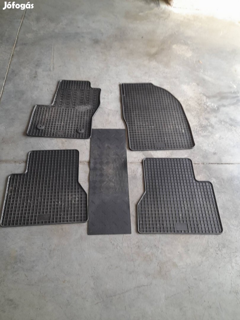 Ford kuga méretpontos gumiszőnyeg kardánalagút védővel.