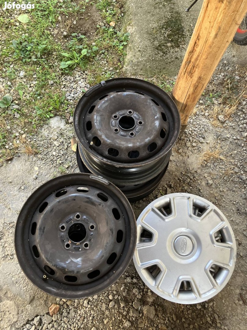 Ford lemezfelni dísztárcsával