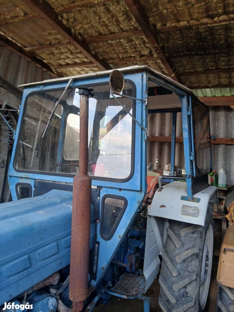 Ford traktor fülke eladó!